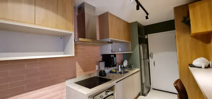 Apartamento mobiliado para venda, com 43m², no Jardim Goiás, em Goiânia.