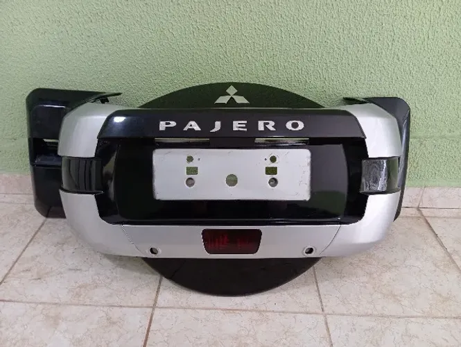 Pajero Full - Acabamento da tampa traseira completo - Original muito conservado