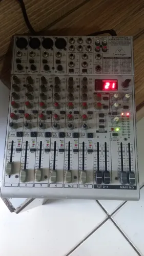 Vendo mesa de som Berhringer UB 1204 FX PRO
