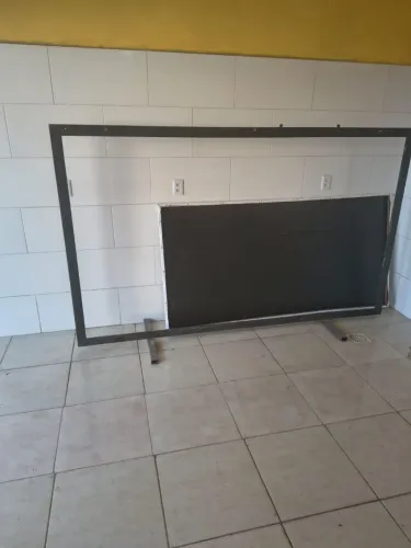 Painel de ferro medindo 1,60×3m