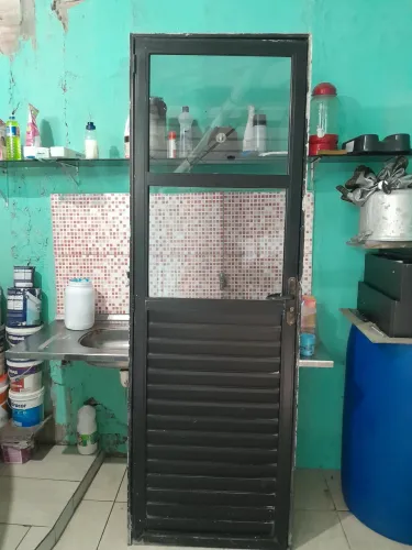 PORTA DE ALUMÍNIO PRETA COM VIDRO - EXCELENTE ESTADO.