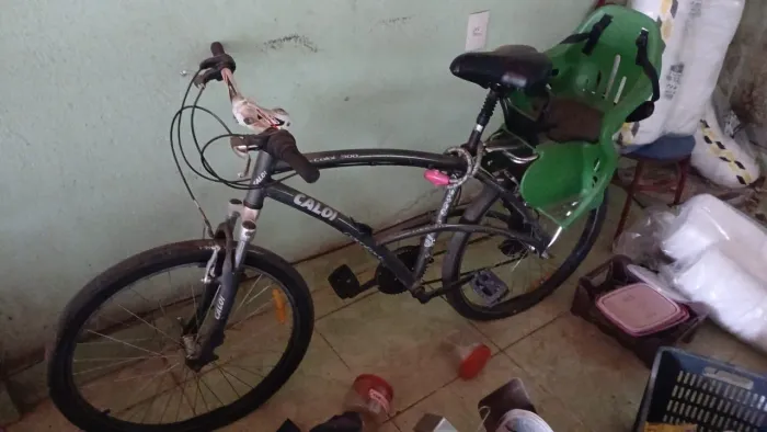 Bicicleta caloi 500 com cadeirinha para transportar criança.