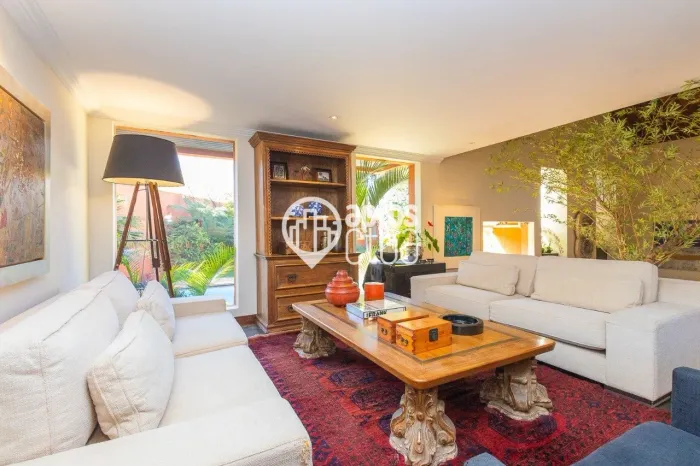Casa contemporânea de esquina com Arquitetura Comtemporanea, piscinae e 800m² |ZR2