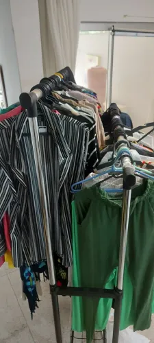 Lote de roupas femininas 100 peças com 100 cabides