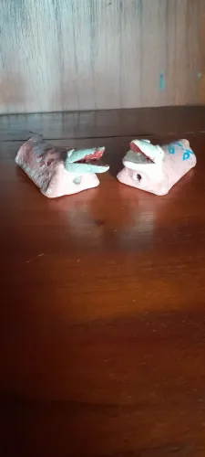 Pequenas esculturas rústicas de cerâmica pintadas em forma de animais e humanos
