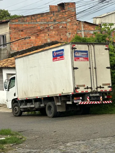 Caminhão baú de fretes e mudanças 