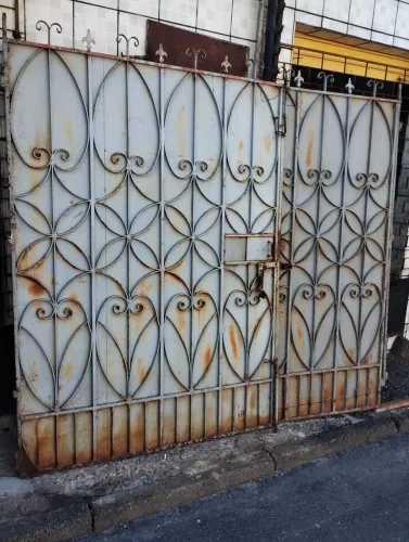 Portão de garagem chapado.