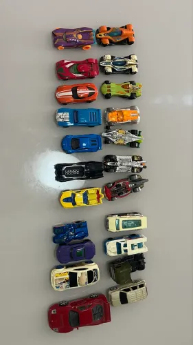 Hot Wheels Diversos com suporte e pistas