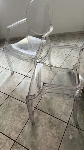 Par de cadeiras com apoio de descanso em acrílico.