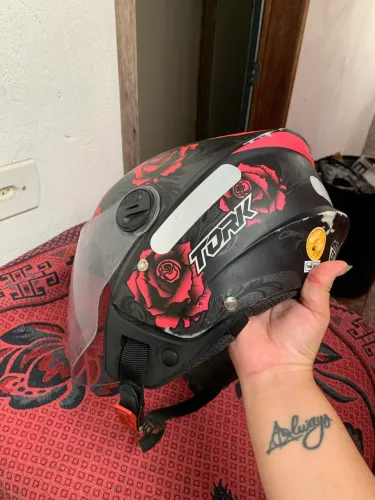 Capacete semi novo