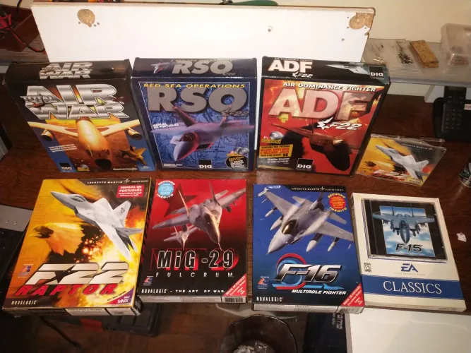 Jogo antigo PC CD Big Box CIB BraSoft Infogrames simulador caça anos 90 F22 Mig29 F15 F16