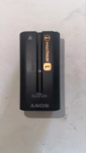 a bateria de íons de lítio recarregável Sony NP-F770 da série L.