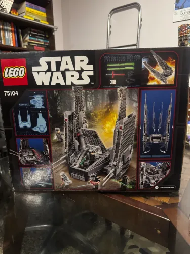 LEGO Star Wars - Kylo Ren?s Command Shuttle - 75104 - 1005 peças