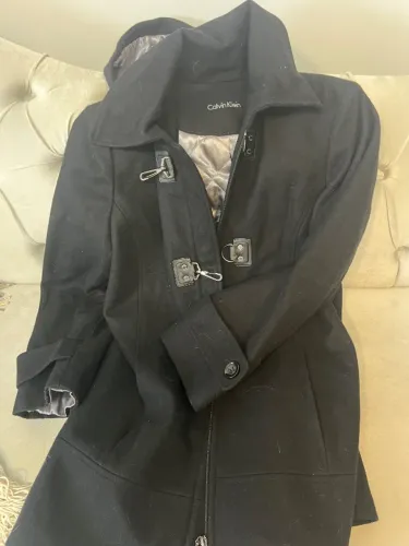 Lindo casaco Calvin Klein, feminino. Vc arrasando por aí ?
