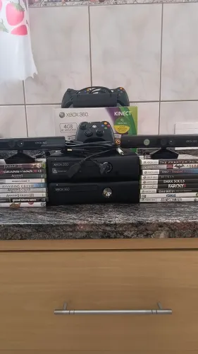 Estou vendo 2 Xbox 360 + 2 Sensores Kinect + Diversos jogos originais e 3 controle <br><br>