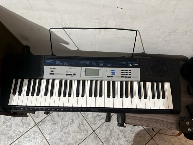 TECLADO CASIO CTK-1550 61 TECLAS + FONTE ORIGINAL + CABO PARA CAIXA DE SOM + TRIPÉ + CAPA