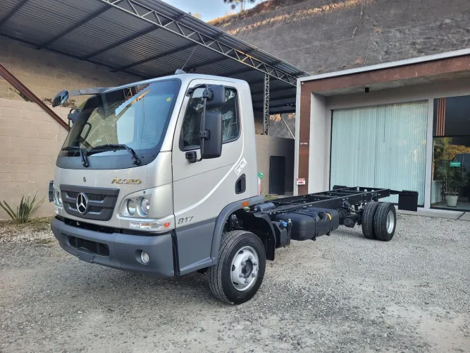 MB Accelo 817 Zero km Prata Longo