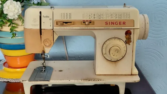 Máquina de costura Singer Facilita 43 + discos de bordado