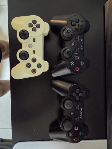 Ps3 Slim Hen / HD 500g + 3 Controles Originais + 2 jogos