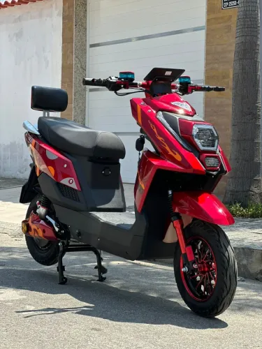 Estou vendendo minha moto elétrica, que foi usada por apenas 4 meses. Ela está em excelent
