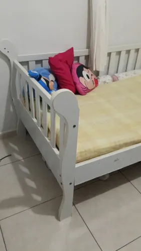 Cama Infantil Montessori Branca com Grade de Proteção