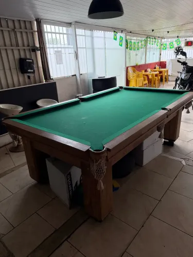 Mesa de sinuca grande de pedra e feutro