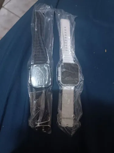 Dois relógios de led é mede os batimentos