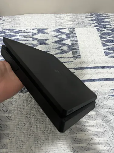 PS4 Slim 500GB + 2 Controles Originais Sony + God of War e Rainbow Six