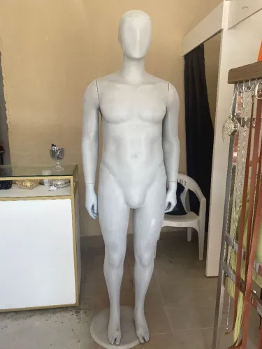 Manequim plus masculino. Expor