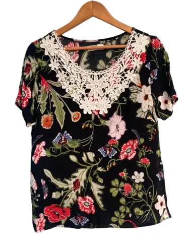 Blusa Feminina Floral com Detalhe em Renda Guipir, Tamanho M