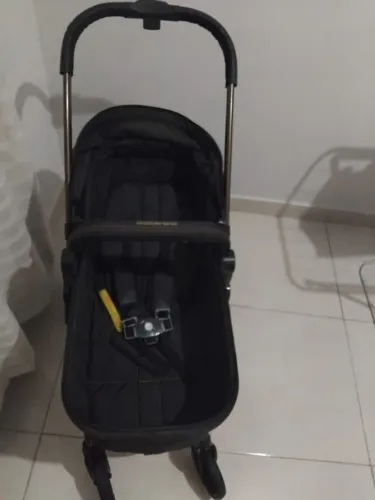 Carrinho de bebê usado poucas vezes semi novo da cor preta