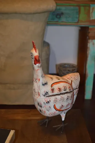 Arte Popular galinha em madeira