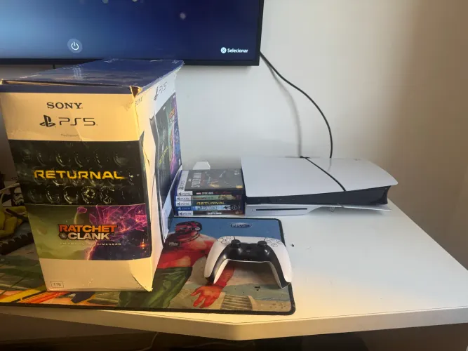 ps5 slim com leitor e um controle 