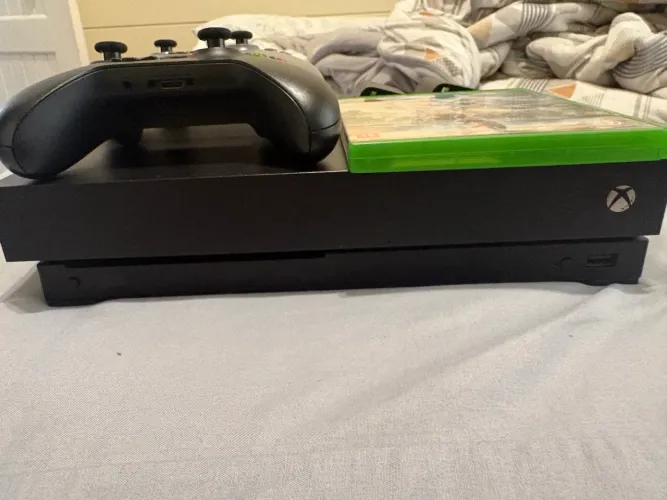 Xbox One X - 2 Controles + Jogo