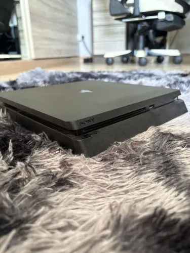 PS4 Slim 1TB + 2 Controles + 7 Jogos.