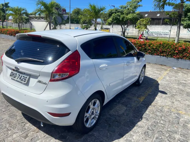 Ford Fiesta 1.6 16V Flex Aut. 5P 2015