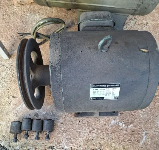 Motor trifásico HITACHI