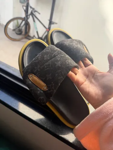 Chinelo Louis Vuitton unissex, tamanho 38, lindo e confortável
