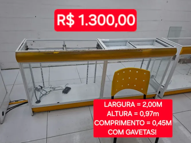 Balcão de vidro com detalhes amarelos. Tamanho na imagem