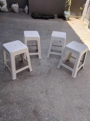 4 BANQUETAS DE PLÁSTICO POR APENAS - R$80