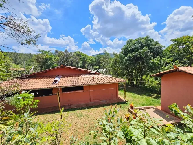 Chácara 2.500m² com 2 quartos ,pomar e vista linda em Itatiaiuçu-MG