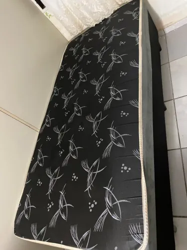 Vendo essa cama de solteiro , motivo da venda vou me mudar e não cabe na minha casa