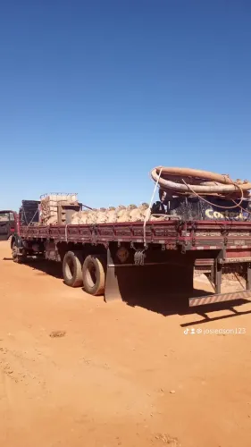 Carroceria 9 MTS nova maiao quebrado reparo na lateral direita assoalho novo