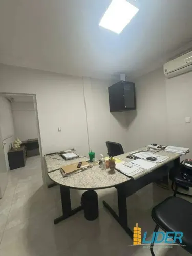 SALAS COMERCIAIS MUITO BEM LOCALIZADAS