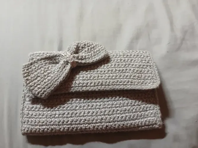 Bolsa clutch cinza de croche com laço forrada 21x12