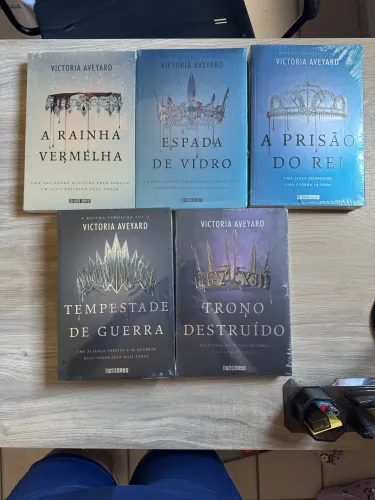 Coleção A Rainha Vermelha (5 Livros) - Victoria Aveyard ? 4 Livros LACRADOS