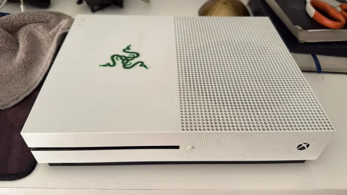 Xbox one S, com jogos inclusos e sem controle