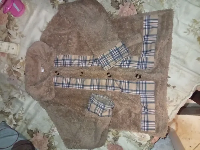 Casaco Infantil Teddy Shein - Marrom com Detalhes Xadrez - Tam 7