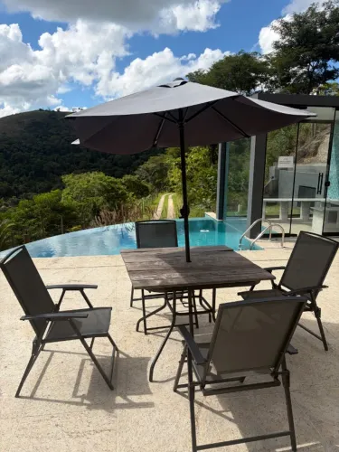 Conjunto de Espreguiçadeira + Mesa de Centro + Cadeiras + Mesa + Ombrelone