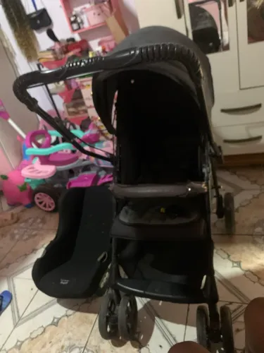 Carrinho de bebê acompanha o bebê conforto